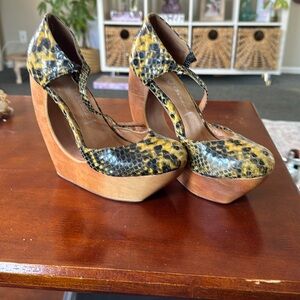 Stylish Women's Snakeskin Wedge Heels